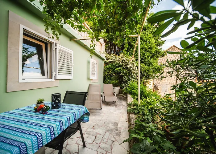 Apartment And Rooms Jurisic
